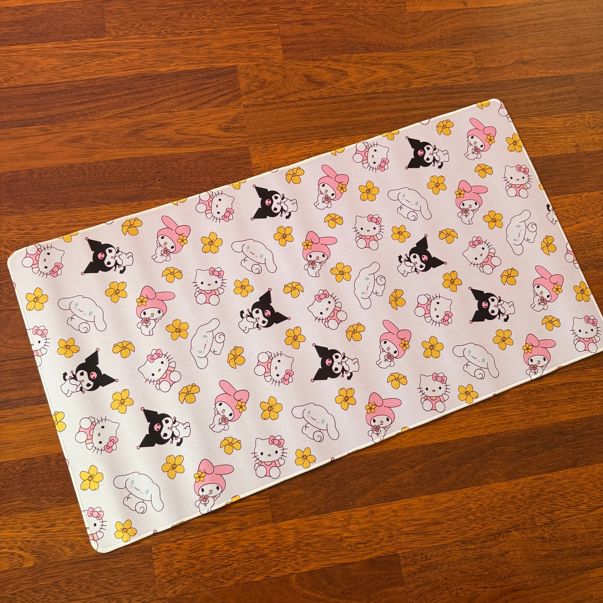 *Deskmat Kawaii Friends White Puakenikeni